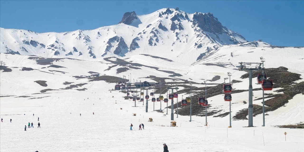 Erciyes'te kayak keyfi nisanda da devam ediyor