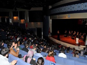 SÜ'de halk müziği konseri