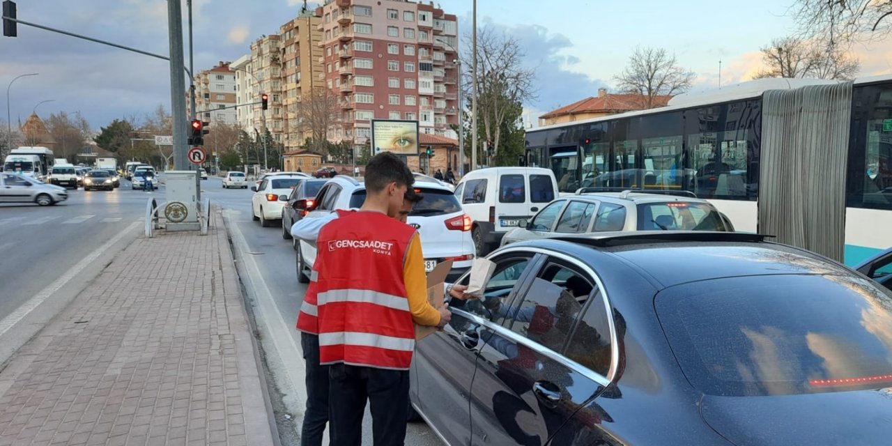 Genç Saadet Meram trafikte kalanlara iftarlık dağıttı