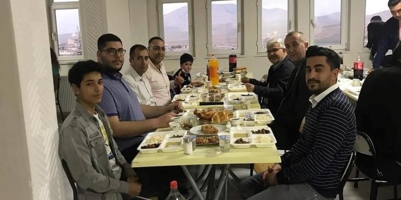 Üniversiteli öğrencilerle iftarda buluştular