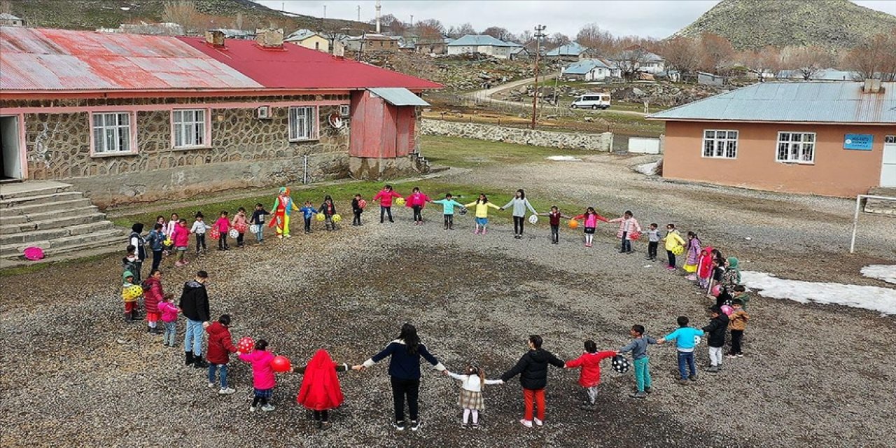 Muş'ta "iyilik elçileri" köy köy gezerek çocukları eğlendiriyor