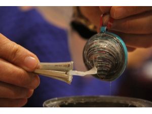 Atık Kağıtlar Kağıt Sanatıyla Takılara Dönüşüyor