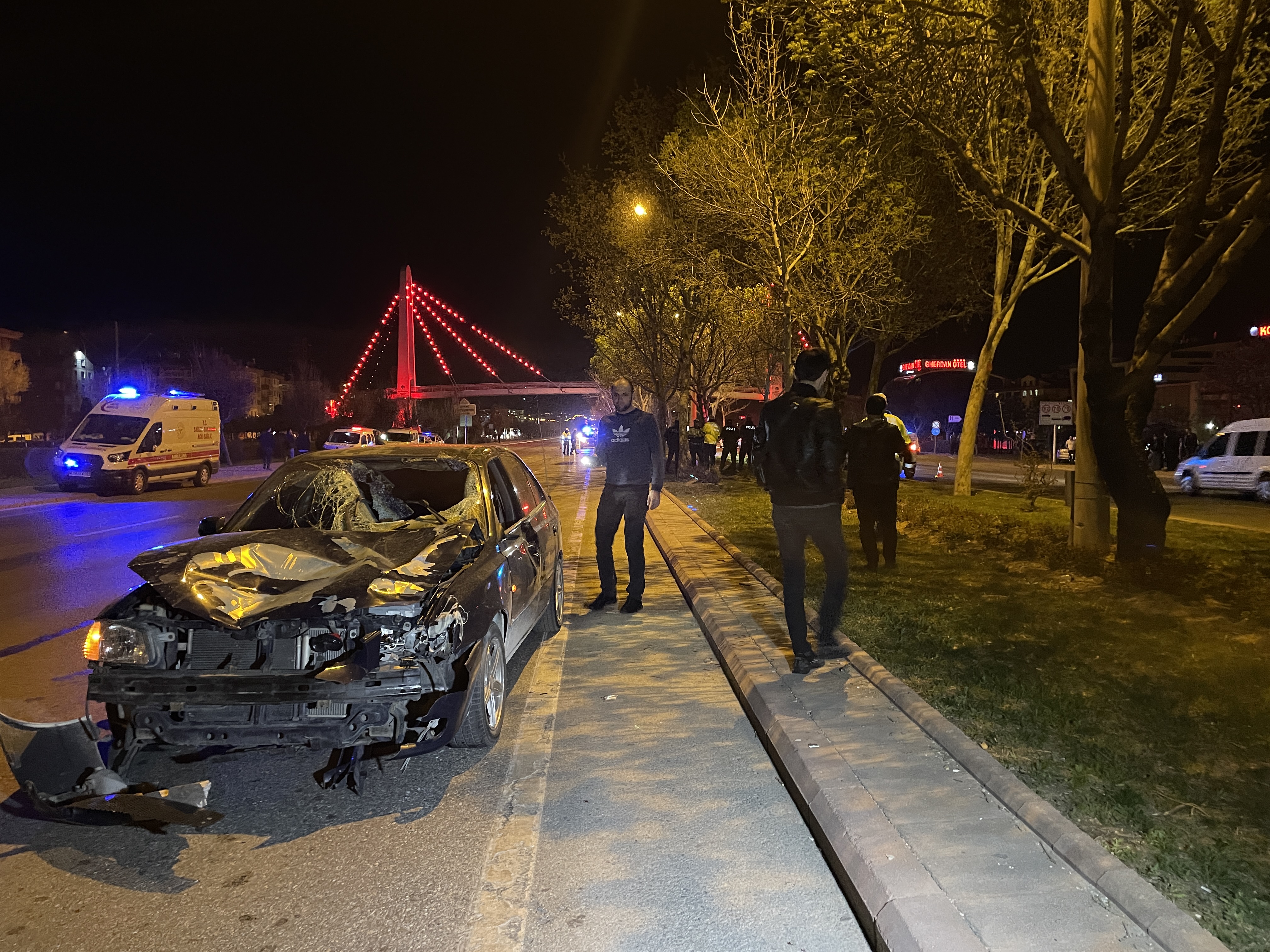 Konya'da otomobilin çarptığı iki genç hayatını kaybetti