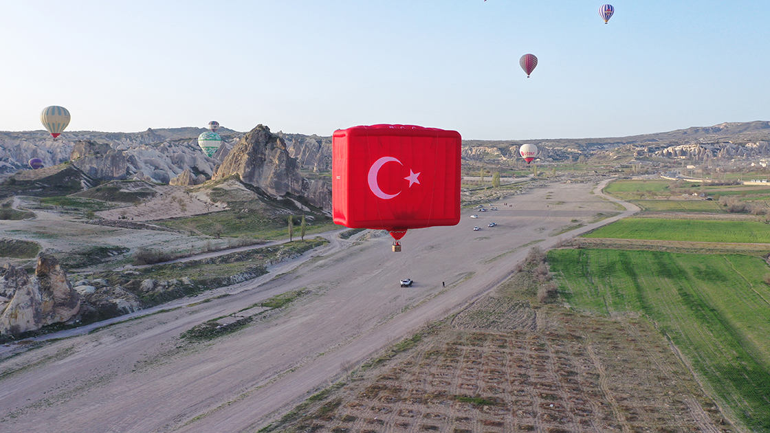 Kapadokya'da balonlar Türk bayrakları ve Atatürk posteri ile uçtu