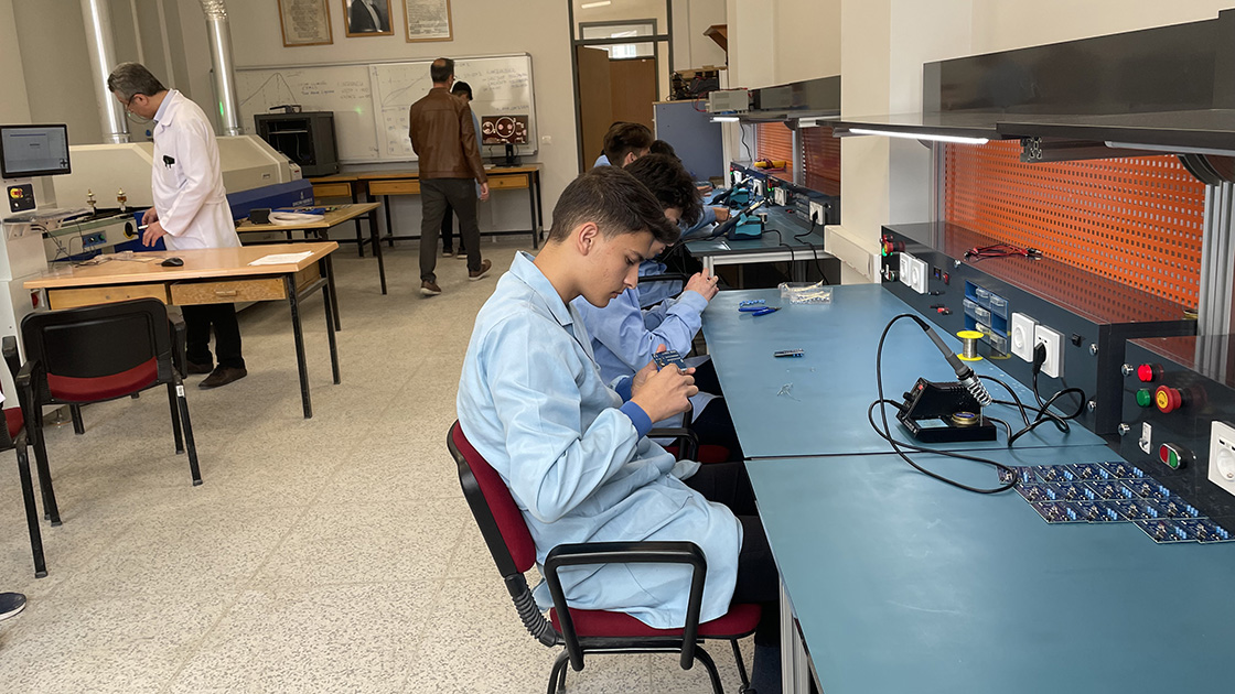 Başkentteki meslek lisesi elektronik kart üretimiyle öne çıktı