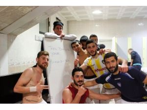 Bucasporlu Futbolculardan ‘tarih Bunu Da Yazar' Pozu