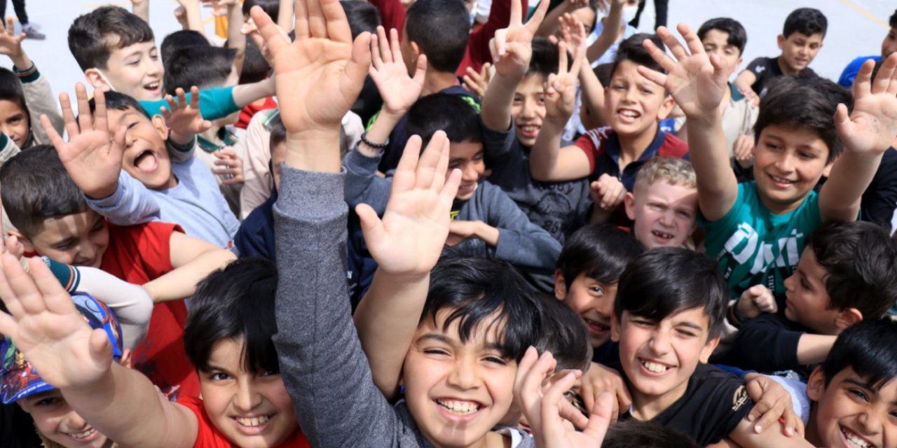 Konya'da öğrenciler okula maskesiz girmenin mutluluğunu yaşıyor