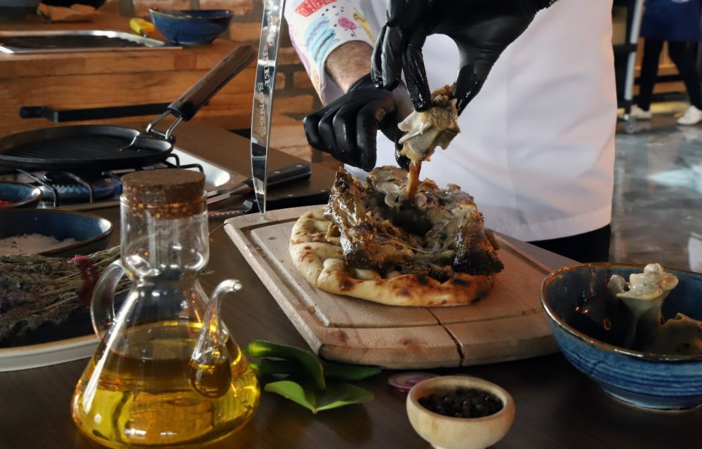 Aksaray' da Meşe odunuyla pişen lezzet: Gerdan kebabı