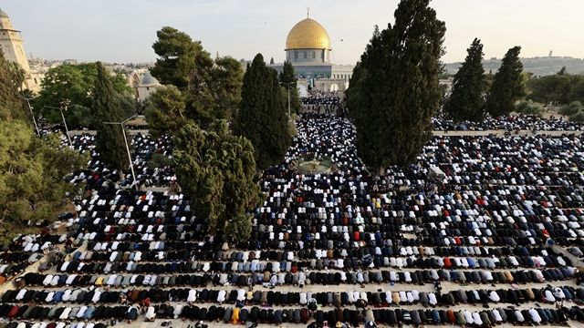 Mescid-i Aksa'da yaklaşık 200 bin kişi bayram namazını eda etti