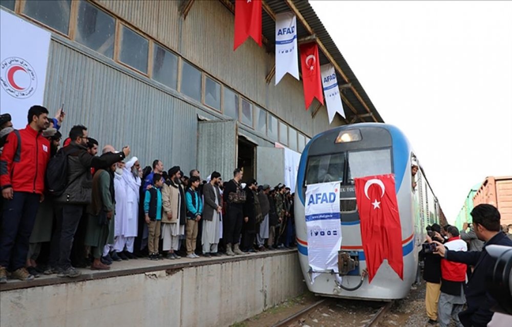 Türkiye'den Afganistan'daki selzedelere insani yardım