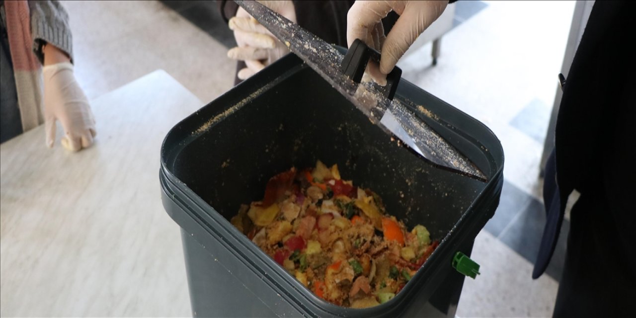 Mutfağındaki atıkları kompost yöntemiyle gübreye dönüştürüyor