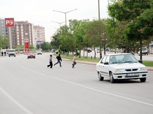 Karşıya geçmek ölüm!
