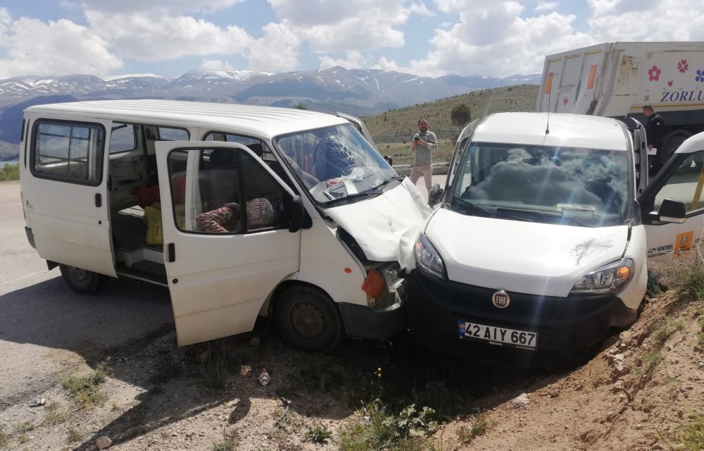 Konya'da iki aracın karıştığı kazada  6 kişi yaralandı