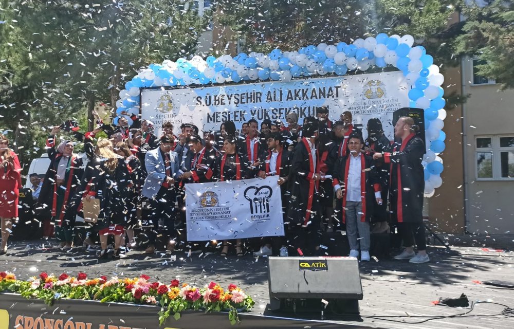 SÜ Beyşehir Ali Akkanat Meslek Yüksekokulu'nda mezuniyet sevinci