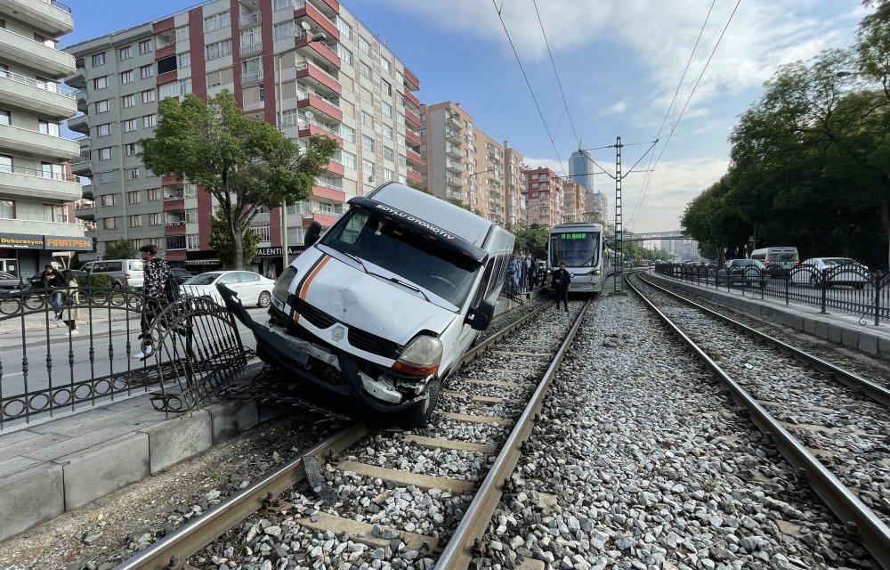 Konya'da alkollü olduğu öne sürülen sürücünün kullandığı araç tramvay yoluna girdi