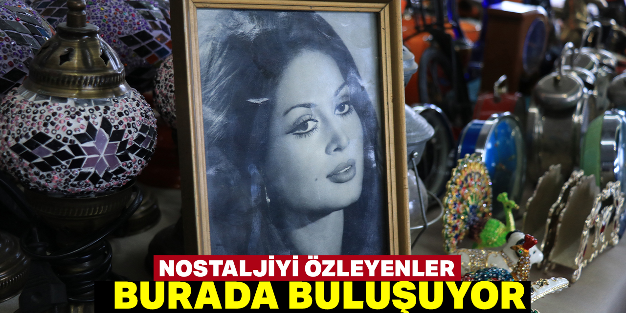 Antika tutkunlarını buluşturan pazar ziyaretçilerine nostalji yaşatıyor