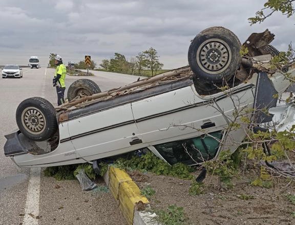 Konya'da devrilen otomobildeki 4 kişi yaralandı