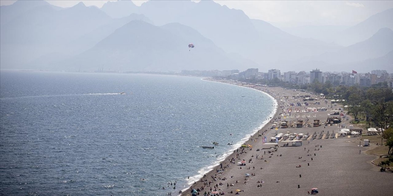 Antalya'ya hafta sonu günde yaklaşık 45 bin yabancı turist geliyor