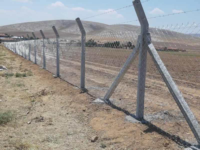 Konya'da çiftçinin tarlasını çevirdiği tel örgüler çalındı