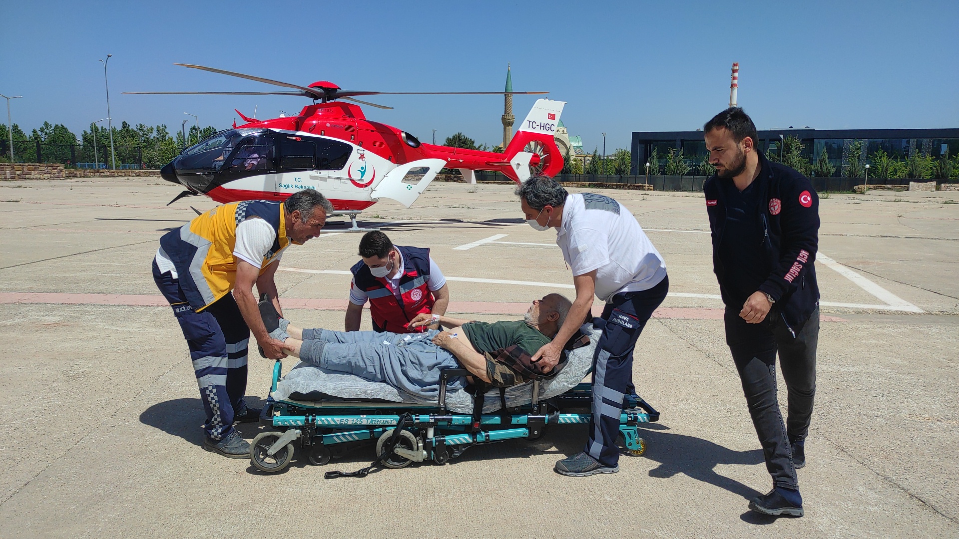 Ambulans helikopter kalp krizi geçiren hasta için havalandı