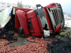 Elma Yüklü Tır Devrildi: 1 Yaralı