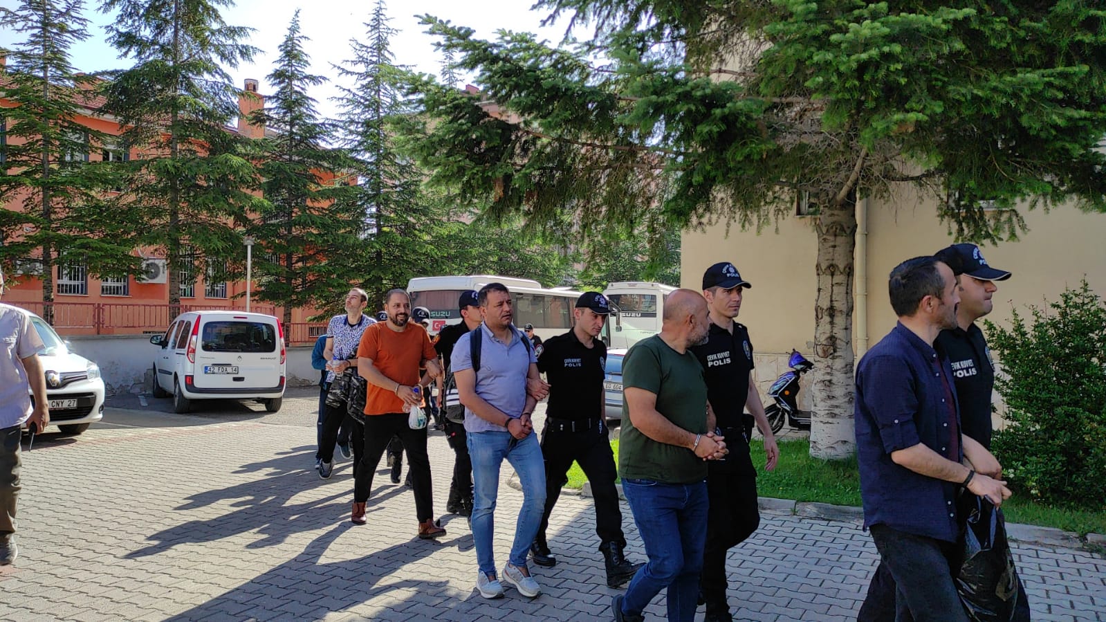 Tarihi eser kaçakçılarına yönelik Miras Operasyonu'nda yakalananlardan 32'si Seydişehir Adliyesi'nde