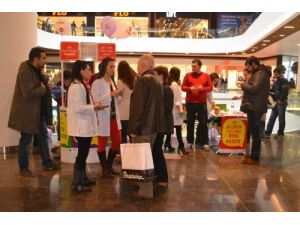 Stant Açan Tıp Fakültesi Öğrencileri, Aids’e Dikkat Çekti