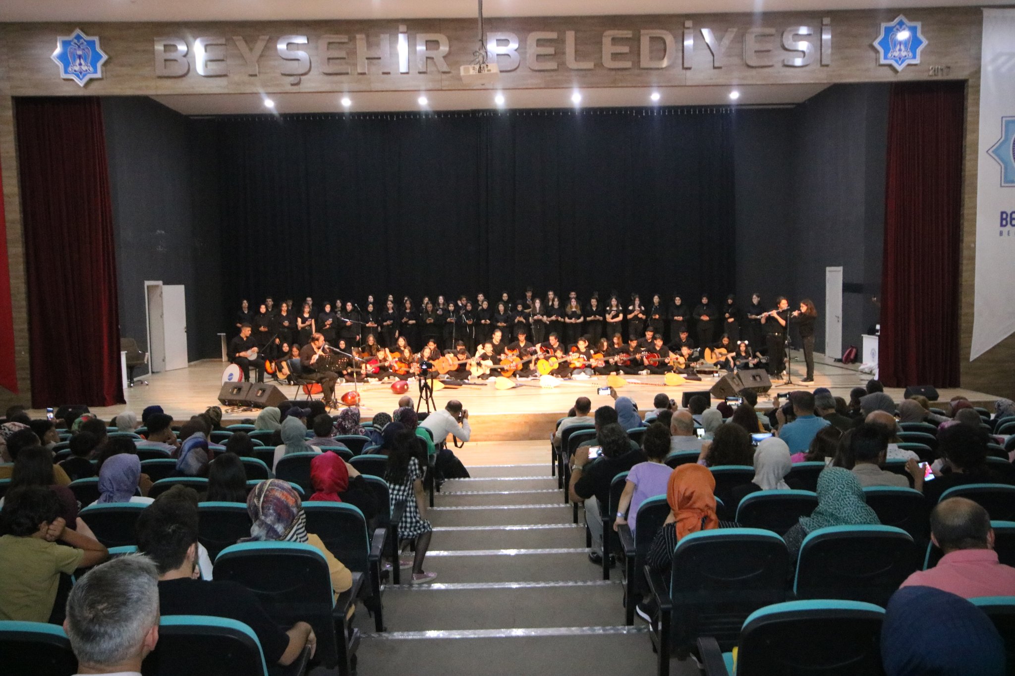 Beyşehir'de 115 kişiden oluşan öğrenci korosu konser verdi