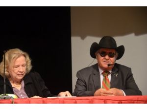 Gözleri Görmeyen Ressam, Nesneleri Dokunarak Çiziyor