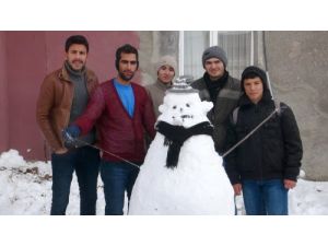 Kar Yağışını Kardan Adamla Kutladılar