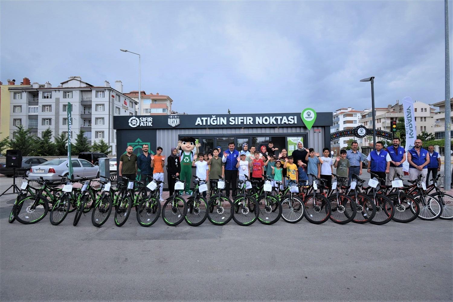 Atık toplama yarışmasında dereceye giren 20 çocuk bisikletlerine kavuştu