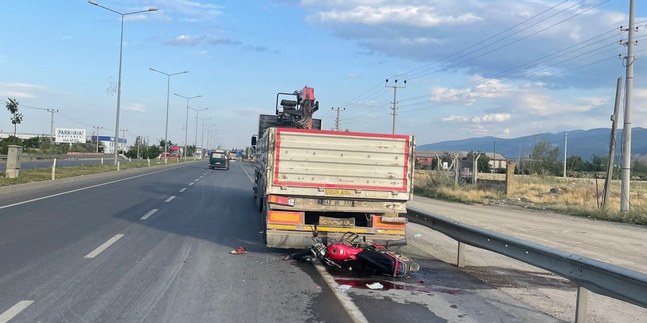 Konya'da tıra çarpan motosikletin sürücüsü yaralandı