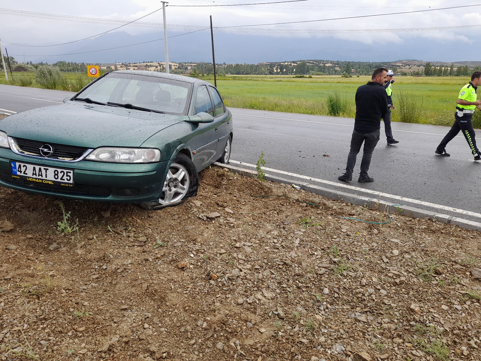 Seydişehir'de refüje çarpan otomobilin sürücüsü yaralandı