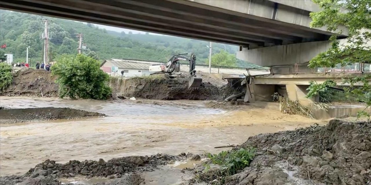 Düzce'de sele kapılan operatörün bulunması için çalışma başlatıldı