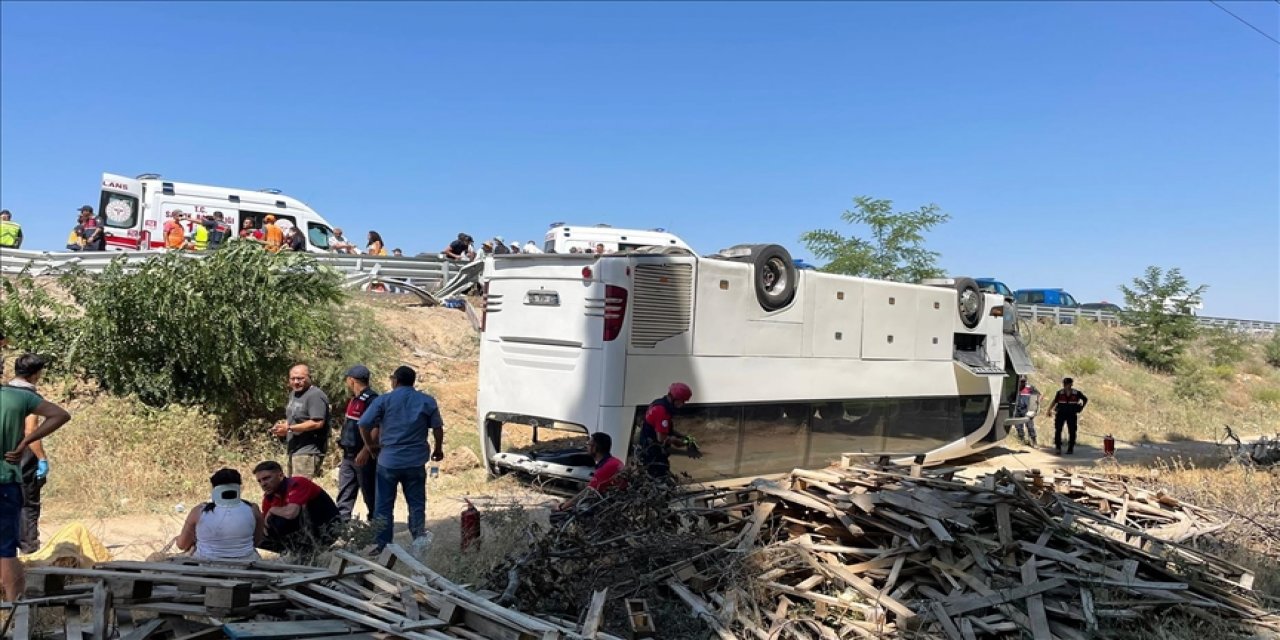 Denizli'de tur otobüsü şarampole devrildi