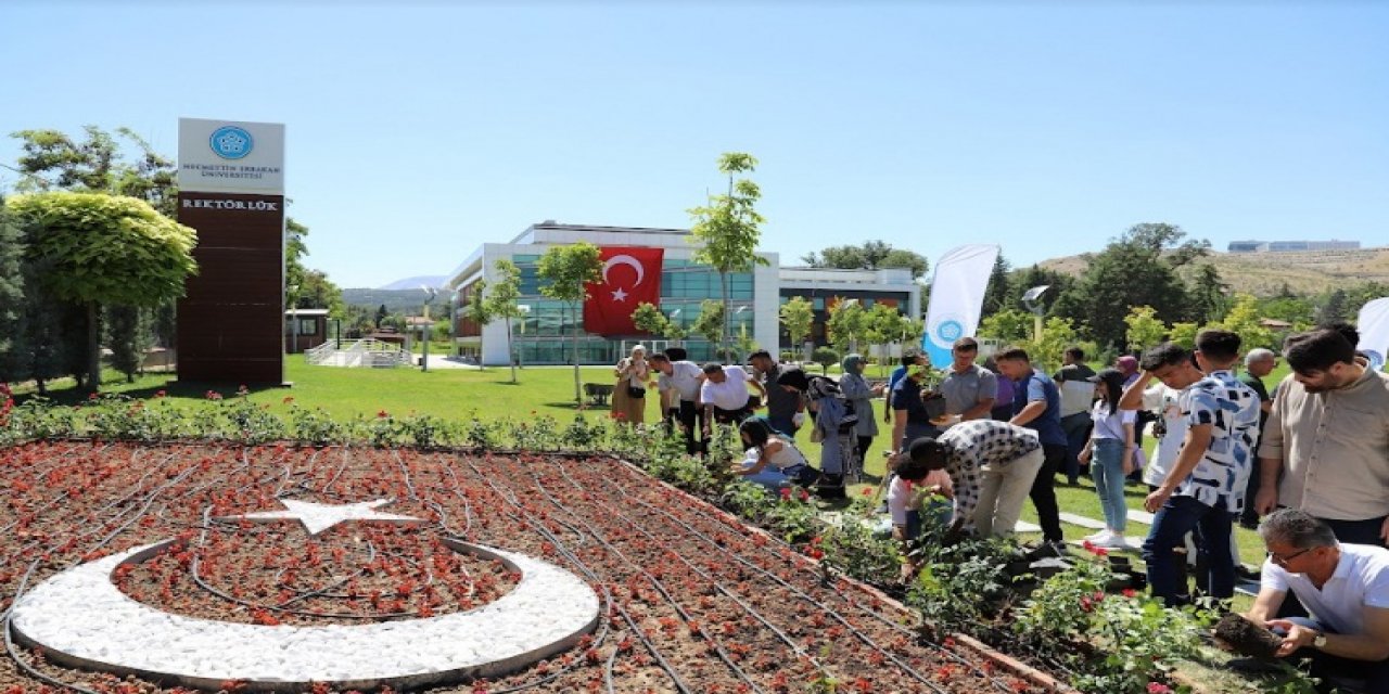 15 Temmuz şehitleri  anısına 251 gül dikildi