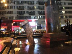 Protestocular Kiev’deki Lenin heykelini yıktı