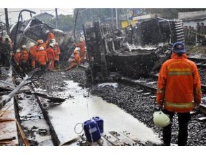 Endonezya’da Yolcu Treni Yakıt Tankerine Çarptı: 3 Ölü