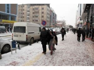 Kar Altında 58 Metre Yükseklikte Elektrik Tesisatı Döşüyorlar