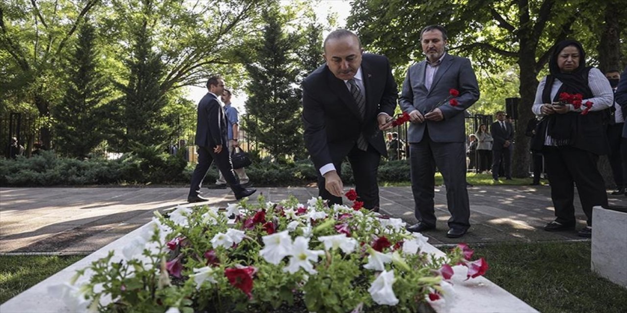 Bakan Çavuşoğlu Dışişleri Şehitliği'ni ziyaret etti