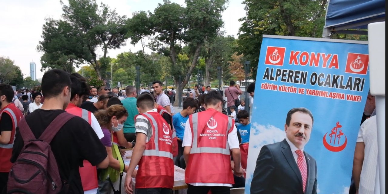 Alperenler aşure dağıttı