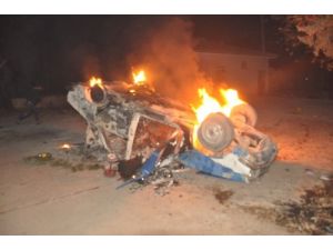 Elektrik Kesintisine Kızan Köylüler, Trafoyu Basıp 2 Aracı Yaktı