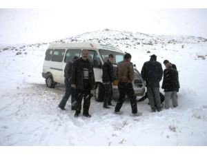 Kar Ve Tipi Nedeniyle Yolda Mahsur Kalan Minibüs Ve 11 Yolcusu Kurtarıldı