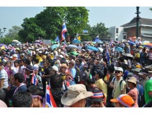Tayland Başbakanı Parlamentoyu Feshederek Seçim Çağrısı Yaptı
