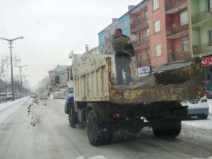 Muş’ta Kaldırım Ve Yollarda Tuzlama Çalışmaları Başladı