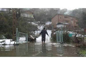 Mazgalların Üzeri Tıkanınca Şantiye Su Altında Kaldı