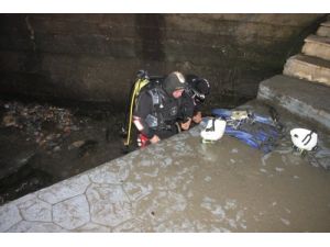 Dalgıçlar Geminin Altını Kontrol Etti