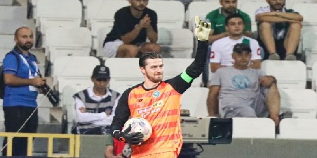 Konyaspor Kaptanı İbrahim Sehic  gole izin vermiyor 
