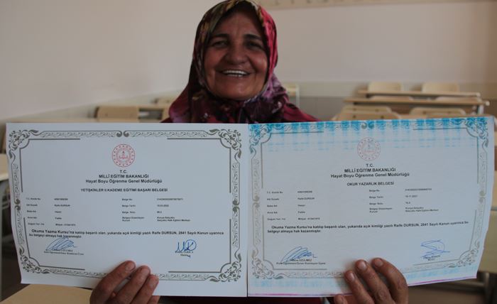 Konya'da yaşayan Raife Dursun: Hayatını 52 yaşında okuma yazma öğrenerek kolaylaştırdı