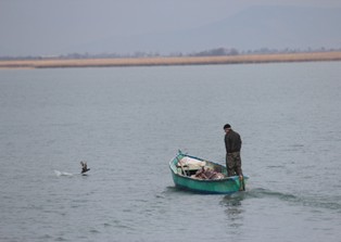 Dondurucu soğuklara rağmen avlanıyorlar